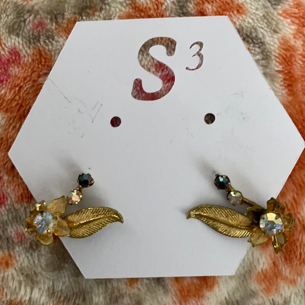 Vintage Beautiful! clip earrings 👗